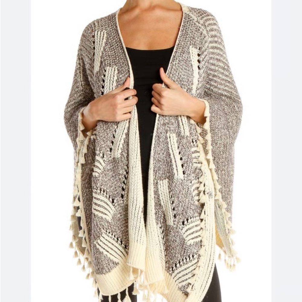 Anthropologie Gray and Cream Poncho Geometric Boho Western Hippie Knit tassels